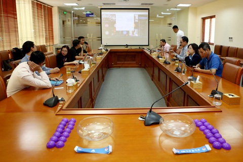 Bảng đấu 'tử thần' ở Vòng chung kết giải bóng đá công nhân toàn quốc - Ảnh 3. Ban tổ chức ở đầu cầu Hà Nội họp bốc thăm chia bảng - Ảnh: HOÀNG TÙNG