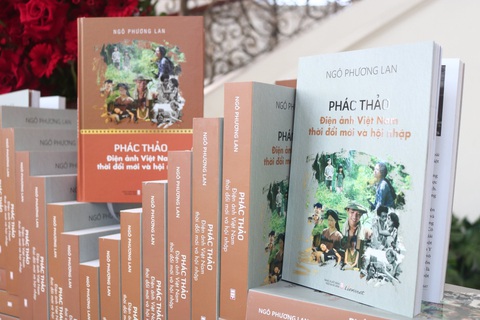 ‘Phê bình điện ảnh cần khen đúng, chê đúng, chê có trách nhiệm’ - Ảnh 3. Tập tiểu luận phê bình điện ảnh Phác thảo điện ảnh Việt Nam thời đổi mới và hội nhập - Ảnh: BTC
