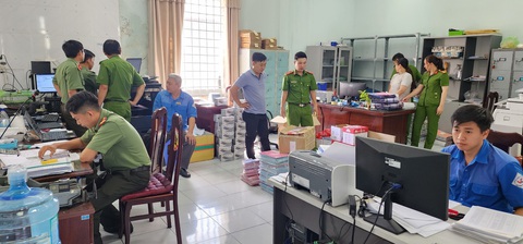Bắt giam nhiều cán bộ trung tâm đăng kiểm xe cơ giới Kiên Giang vì giả mạo trong công tác - Ảnh 2. Công an tỉnh Kiên Giang khám xét nơi làm của Long - Ảnh: VĂN VŨ