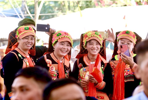 Du lịch Lai Châu phấn đấu trở thành điểm đến hấp dẫn ở Tây Bắc - Ảnh 4. Nét đẹp người Thái Trắng ở huyện Phong Thổ, Lai Châu - Ảnh: C.TUỆ