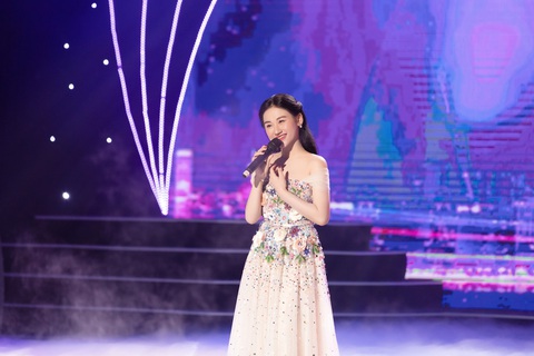 Nữ ca sĩ gen Z chinh phục lòng người bằng nhạc dân gian- Ảnh 1. Ngoại hình sáng sân khấu, cô ca sĩ gen Z Lê Minh Ngọc ngay lập tức