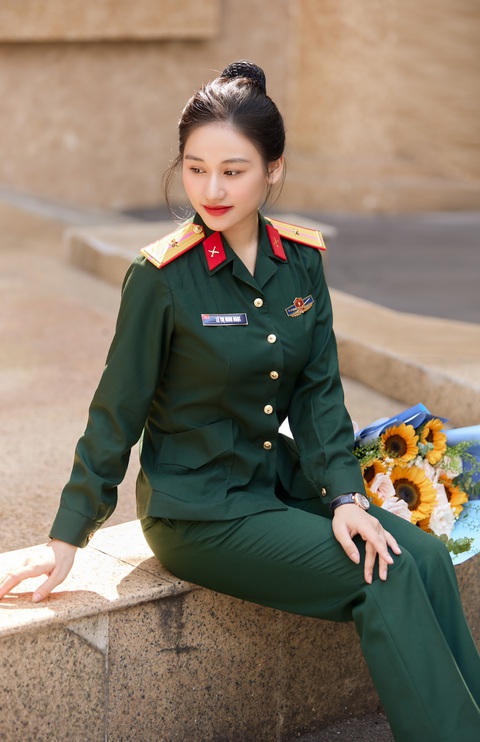 Nữ ca sĩ gen Z chinh phục lòng người bằng nhạc dân gian- Ảnh 6. Vừa là chiến sĩ, vừa là nghệ sĩ, Ngọc nuôi dưỡng khát khao mang lời ca, tiếng hát làm đẹp cho cuộc đời - Ảnh: NVCC