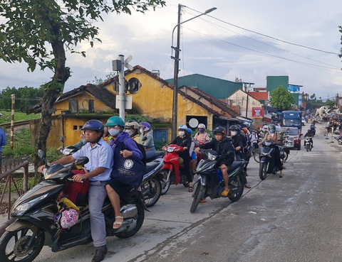 Khó tin, điều chỉnh tỉnh lộ nhỏ lại vì không giải tỏa được nhà xuống ban đường sắt - Ảnh 1. Tỉnh lộ 624 luôn tấp nập xe cộ, là nút giao thông quan trọng kết nối TP Quảng Ngãi với nhiều khu vực