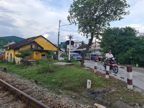 Khó tin, điều chỉnh tỉnh lộ nhỏ lại vì không giải tỏa được nhà xuống ban đường sắt - Ảnh 4. Khối nhà xuống ban của ngành đường sắt (màu vàng) là tài sản công cấp 1