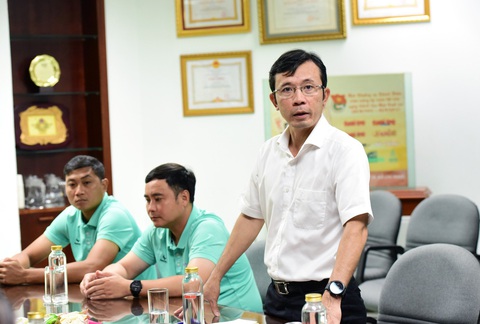 Bảng đấu 'tử thần' ở Vòng chung kết giải bóng đá công nhân toàn quốc - Ảnh 2. Phó tổng biên tập báo Tuổi Trẻ Trần Xuân Toàn phát biểu tại lễ bốc thăm trực tuyến tại TP.HCM - Ảnh: DUYÊN PHAN