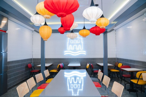 LOTTERIA ‘đốn tim’ khách hàng bằng vị sốt mật ong mới - Ảnh 3. LOTTERIA đầu tư nâng cấp thiết kế nhiều cửa hàng trọng điểm trên toàn quốc theo phong cách truyền thống kết hợp hiện đại, hướng tới đối tượng Gen Z năng động