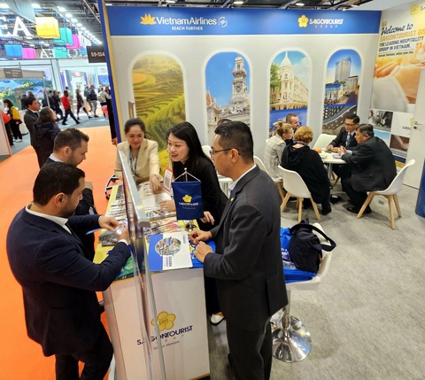 Saigontourist Group quảng bá du lịch Việt Nam tại châu Âu - Ảnh 3. Khách giao dịch tại gian hàng Saigontourist Group - Vietnam Airlines