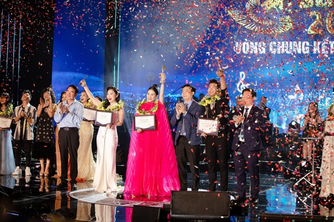 Nữ ca sĩ gen Z chinh phục lòng người bằng nhạc dân gian- Ảnh 3. Lê Minh Ngọc (váy đỏ) chiến thắng Sao Mai 2022 với phong cách nhạc dân gian - Ảnh: NVCC