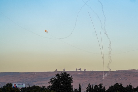 Miền bắc Israel đầy những vệt khói trắng vì bị nã rocket từ Lebanon - Ảnh 2. Hệ thống phòng không của Israel đánh chặn rocket từ Lebanon vào ngày 7-11 - Ảnh: THE TIMES OF ISRAEL/FLASH90