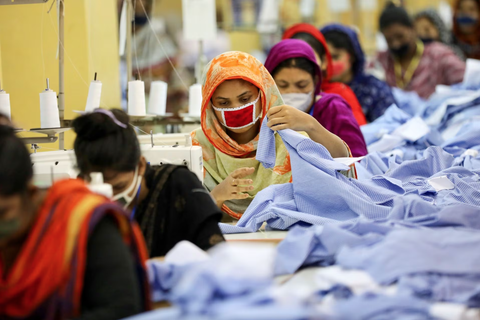 Một nhà máy may mặc ở Dhaka, Bangladesh, tháng 5-2020 - Ảnh: REUTERS Một nhà may mặc ở Dhaka, Bangladesh, tháng 5-2020 - Ảnh: REUTERS