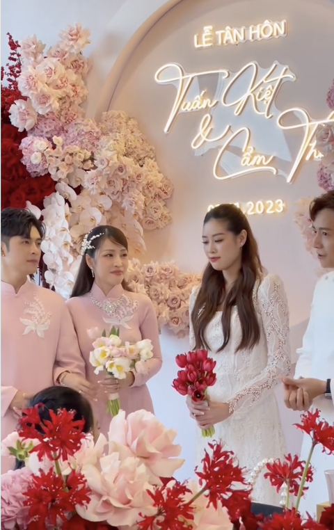 Từ phù dâu biến thành 'tiểu tam', HH Khánh Vân kêu gọi giải cứu - Ảnh 3. Thực tế, Khánh Vân và Ngô Kiến Huy đảm nhận vai trò phù dâu, phù rể