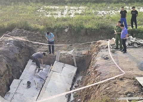 Hai công nhân tử vong khi làm hạng mục cao tốc Bắc - Nam - Ảnh 1. Lực lượng chức năng khám nghiệm hiện trường vụ tai nạn lao động khiến hai công nhân tử vong - Ảnh: Bạn đọc cung cấp