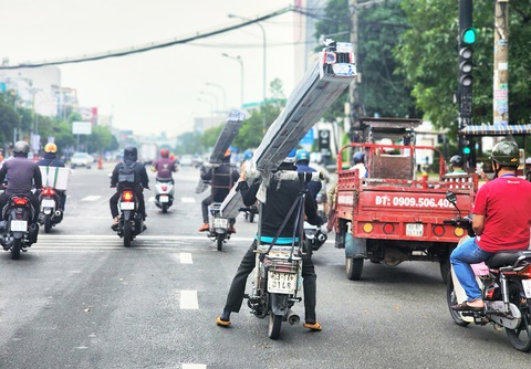 Hai người đi trên hai xe máy chở nhiều thanh kim loại dài ngoằng trên đường Tên Lửa (quận Bình Tân), chiều 7-11 - Ảnh: NGỌC KHẢI Hai người đi trên hai xe máy chở nhiều thanh kim loại dài ngoằng trên đường Tên Lửa (quận Bình Tân), chiều 7-11 - Ảnh: NGỌC KHẢI
