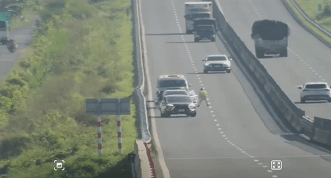 Vụ xe cứu thương tông xe CSGT: Bác tin CSGT đang dừng xe xử lý vi phạm - Ảnh 1. Camera ghi lại lúc xe cứu thương tông xe cảnh sát giao thông - Ảnh: Công an cung cấp