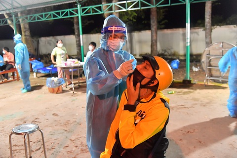 Kiên Giang: Xử lý trách nhiệm tập thể, cá nhân sai phạm mua sắm vật tư y tế chống dịch COVID-19 - Ảnh 1. Người dân Kiên Giang test nhanh COVID-19 - Ảnh: CHÍ CÔNG