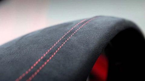 Alcantara là gì và tại sao được dùng phổ biến trên ô tô?- Ảnh 2. Dễ vệ sinh là một ưu điểm lớn của Alcantara - Ảnh: MotorTrend