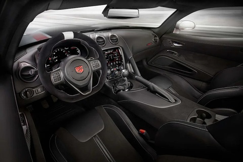 Alcantara là gì và tại sao được dùng phổ biến trên ô tô?- Ảnh 3. Bộ đôi Alcantara và sợi carbon đang xuất hiện ngày một nhiều như những chất liệu "nghiễm nhiên" trên xe thể thao cao cấp - Ảnh: Motor Trend