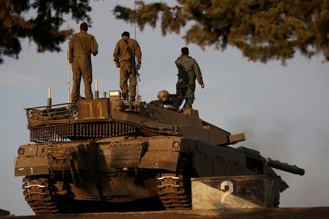 Tin tức thế giới 9-11: Israel tấn công miền nam Syria, sẽ không ngừng bắn Hamas - Ảnh 1. Lính Israel tham gia tập trận ở cao nguyên Golan, gần biên giới với Syria hôm 2-11 - Ảnh: REUTERS