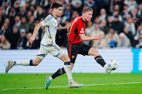 Rashford lãnh thẻ đỏ, Man United thua ngược khó tin trước Copenhagen - Ảnh 2. Hojlund (phải) ghi 2 bàn cho Man United trận này - Ảnh: REUTERS