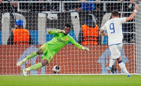 Rashford lãnh thẻ đỏ, Man United thua ngược khó tin trước Copenhagen - Ảnh 4. Onana bị đánh bại trên chấm phạt đền - Ảnh: REUTERS