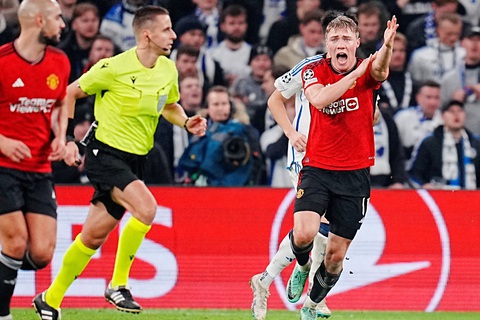 Rashford lãnh thẻ đỏ, Man United thua ngược khó tin trước Copenhagen - Ảnh 5. Cầu thủ Man United đòi phạt đền thành công - Ảnh: REUTERS