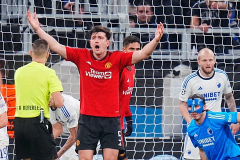 Rashford lãnh thẻ đỏ, Man United thua ngược khó tin trước Copenhagen - Ảnh 1. Maguire (số 5) là một trong những cầu thủ đáng chú ý nhất trận đấu - Ảnh: REUTERS