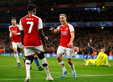 Real Madrid giành vé sớm, Arsenal sắp sửa đi tiếp - Ảnh 3. Saka và Trossard tỏa sáng giúp Arsenal giành trọn 3 điểm - Ảnh: REUTERS
