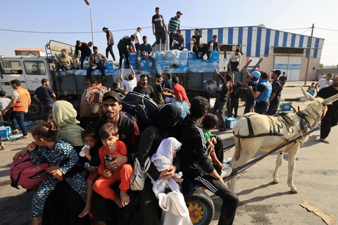 Một điểm phát nước uống cho người dân từ thành phố Gaza chạy khỏi chiến sự giữa Israel và Hamas ngày 9-11 - Ảnh: AFP Một điểm phát nước uống cho người dân từ thành phố Gaza chạy khỏi chiến sự giữa Israel và Hamas ngày 9-11 - Ảnh: AFP