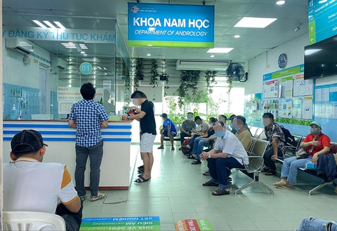 Yếu tố nào thật sự lý tưởng trong hôn nhân? - Ảnh 1. Nam giới thăm khám, điều trị tại khoa nam học Bệnh viện Bình Dân (TP.HCM) - Ảnh: XUÂN MAI