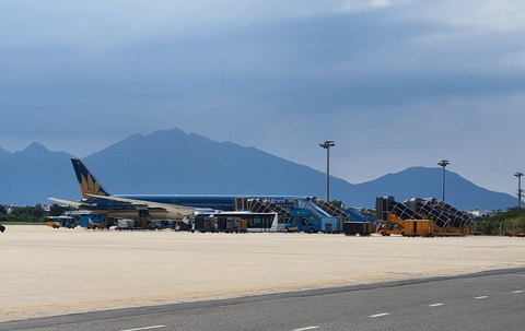 Cảng vụ Hàng không thông tin về chuyến bay ở Đà Nẵng phải dừng vì hành khách nói có súng - Ảnh 1. Một chuyến bay của VNA phải dừng vì hành khách nói có súng - Ảnh: T.TRUNG