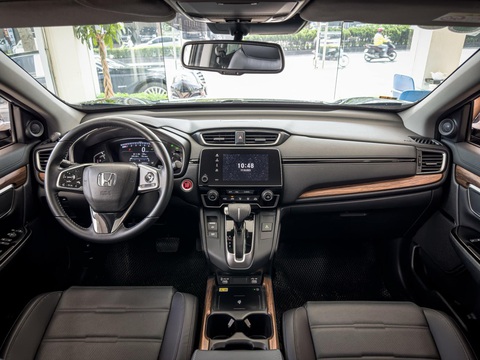 Tin tức giá xe: Honda CR-V 2023 xả kho giảm tới 165 triệu - Ảnh 3. Mặc dù là đời cũ, Honda CR-V 2023 vẫn có nhiều trang bị hiện đại không kém cạnh quá nhiều so với đời mới, điển hình như hệ thống chiếu sáng LED, màn hình điện tử 7 inch sau vô lăng, phanh đỗ điện tử, sạc không dây, cửa sổ trời toàn cảnh, cốp điện hỗ trợ mở rảnh tay, LaneWatch và Honda Sensing - Ảnh: Đại lý Honda/Facebook