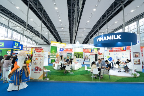 Xuất khẩu các sản phẩm sữa của Vinamilk tăng trưởng tích cực - Ảnh 2. Vinamilk tham gia Hội chợ quốc tế các doanh nghiệp vừa và nhỏ (CISMEF) lần thứ 18 diễn ra tại Quảng Châu, Trung Quốc