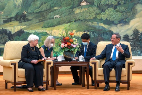Trung Quốc thành chủ nợ lớn nhất thế giới - Ảnh 1. Bộ trưởng Tài chính Mỹ Janet L. Yellen (trái) ngồi họp với Thủ tướng Trung Quốc Lý Cường và thuyết phục Chính phủ Trung Quốc cùng hợp tác để giải quyết cuộc khủng hoảng nợ tại các nước thu nhập thấp - Ảnh: New York Times