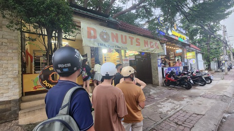 Khách xếp hàng chờ mua bánh donut - Ảnh: MINH CHÂU Khách xếp hàng chờ mua bánh donut - Ảnh: MINH CHÂU