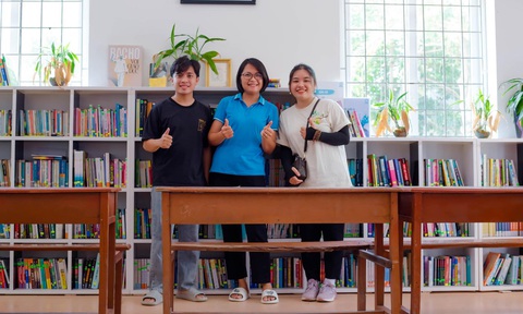Kiến tạo cơ hội học tập suốt đời - Ảnh 3. Tình nguyện viên tại một Ngôi nhà trí tuệ ở huyện Thanh Chương (Nghệ An) - Ảnh: NVCC