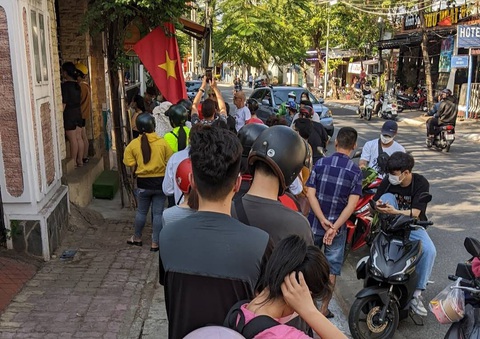 Khách xếp hàng chờ mua bánh donut - Ảnh: MINH CHÂU Khách xếp hàng chờ mua bánh donut - Ảnh: MINH CHÂU