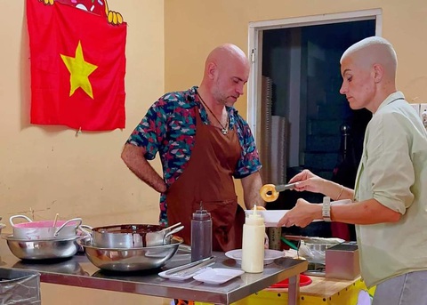 Anh Andrei Abramov (trái) và chị Valeriia Kuropatkina đang làm bánh donut cho khách - Ảnh: MINH CHÂU Anh Andrei Abramov (trái) và chị Valeriia Kuropatkina đang làm bánh donut cho khách - Ảnh: MINH CHÂU