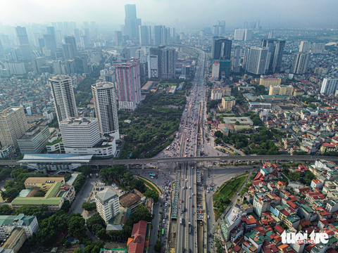 Nhiều người đi bộ bị CSGT xử phạt vì sang đường 'bất chấp' - Ảnh 1. Khu vực nút giao Mai Dịch với nhiều luồng giao thông phức tạp, tình trạng người đi bộ vi phạm diễn ra phổ biến - Ảnh: HỒNG QUANG