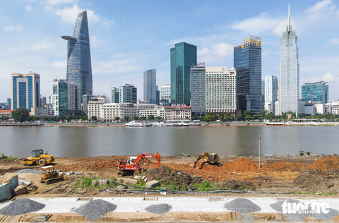 Lau sậy nhường chỗ, hoa hướng dương sắp nở ở bờ sông Sài Gòn phía Thủ Thiêm - Ảnh 1. So với bờ sông Sài Gòn phía quận 1, bờ phía TP Thủ Đức vẫn còn hoang sơ, nhiều lau sậy, cỏ dại. Vừa qua TP Thủ Đức đã đề xuất cải tạo khu vực này từ nguồn xã hội hóa, không dùng ngân sách. Nơi đây sẽ hình thành sân chơi mới cho người dân trong thời gian chờ dự án đầu tư xây dựng công viên dọc bờ sông và quảng trường trung tâm theo đúng quy hoạch.