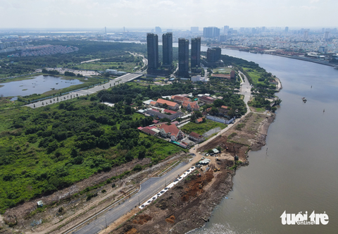 Lau sậy nhường chỗ, hoa hướng dương sắp nở ở bờ sông Sài Gòn phía Thủ Thiêm - Ảnh 2. Khu vực bờ sông Sài Gòn đoạn từ cầu Ba Son đến cầu Ông Cậy phía bờ Thủ Thiêm dài khoảng 830m, rộng 50m đang được phát quang, chỉnh trang, san lấp mặt bằng.