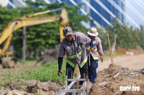Lau sậy nhường chỗ, hoa hướng dương sắp nở ở bờ sông Sài Gòn phía Thủ Thiêm - Ảnh 3. Phần đường hiện hữu đang được làm bó vỉa, xây dựng vỉa hè cho người dân đi bộ. Trước đây đường này có sẵn nhưng đoạn đường đất, đoạn thảm nhựa không đồng bộ. Vỉa hè cũng bị hoang hóa, hư hỏng, cỏ dại mọc xâm lấn.