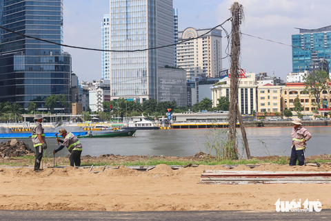 Lau sậy nhường chỗ, hoa hướng dương sắp nở ở bờ sông Sài Gòn phía Thủ Thiêm - Ảnh 4. Sau khi cải tạo, phát quang, cảnh quan đôi bờ sông Sài Gòn sẽ có được sự cân xứng. Không còn cảnh một bên sầm uất tươm tất, một bên lau sậy um tùm.