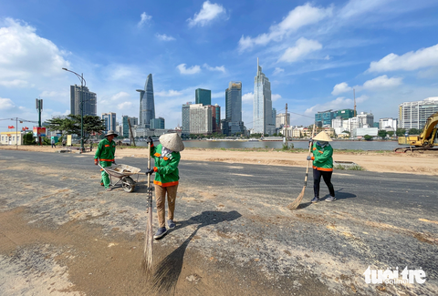 Lau sậy nhường chỗ, hoa hướng dương sắp nở ở bờ sông Sài Gòn phía Thủ Thiêm - Ảnh 7. Sau khi phát quang, dọn dẹp, bờ sông Sài Gòn phía Thủ Thiêm đã thoáng đãng, tầm nhìn rộng hơn. Thời gian tới khi đường sá, công viên... được xây dựng sẽ tạo một điểm đến mới cho người dân TP. Những "view" đáng đồng tiền bát gạo này sẽ giúp cho TP phát triển, thu hút nhiều du khách đến thưởng ngoạn, vui chơi.