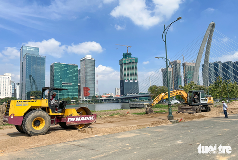 Lau sậy nhường chỗ, hoa hướng dương sắp nở ở bờ sông Sài Gòn phía Thủ Thiêm - Ảnh 8. Về phương án thiết kế, khu vực này sẽ được cải tạo để hình thành khuôn viên sinh hoạt cộng đồng, sân sinh hoạt cộng đồng đa năng, bãi đậu xe, nhà vệ sinh. Cải tạo cầu tàu, thiết kế công viên đá, công viên ven sông Sài Gòn, công viên sinh thái, chuỗi bè nổi thủy sinh, đài phun nước, trồng cánh đồng hoa hướng dương, khu vực trận địa pháo hoa, lắp đặt hệ thống đèn LED cổ động chính trị, kết hợp quảng cáo.