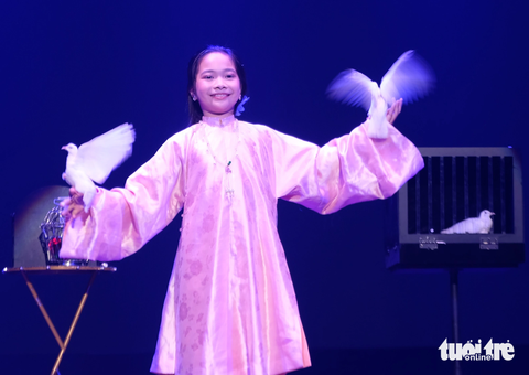 Bé Cát Tường cùng màn hóa ra bồ câu thật dễ thương - Ảnh: LINH ĐOAN Bé Cát Tường cùng màn hóa ra bồ câu thật dễ thương - Ảnh: LINH ĐOAN