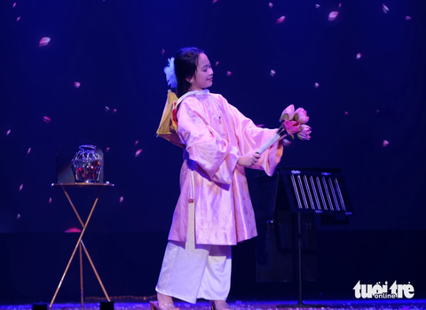 Cát Tường gây ấn tượng với hình ảnh em bé Việt Nam xinh xắn trong chiếc áo dài màu hồng, chân mang guốc mộc, đầu đội nón lá, tay cầm một bó hoa sen - Ảnh: LINH ĐOAN Cát Tường gây ấn tượng với hình ảnh em bé Việt Nam xinh xắn trong chiếc áo dài màu hồng, chân mang guốc mộc, đầu đội nón lá, tay cầm một bó hoa sen - Ảnh: LINH ĐOAN