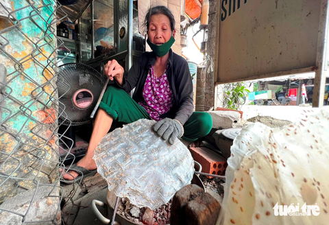 Giải tỏa nhà xuống ban đường sắt khó khăn đến mức nào mà 6 năm không xong? - Ảnh 3. Bà Đào Thị Hào (69 tuổi) từng là nhân viên đường sắt, sinh sống trong 'nhà xuống ban' từ năm 1987 đến nay