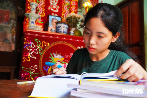 Lê Thị Kim Ngọc quyết tâm thực hiện mong ước của cha trên giảng đường đại học - Ảnh: TRẦN HOÀI Lê Thị Kim Ngọc quyết tâm thực hiện mong ước của cha trên giảng đường đại học - Ảnh: TRẦN HOÀI