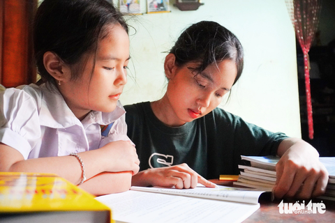 Thời gian rảnh, Ngọc thường dạy học cho em gái đang học lớp 5 - Ảnh: TRẦN HOÀI Thời gian rảnh, Ngọc thường dạy học cho em gái đang học lớp 5 - Ảnh: TRẦN HOÀI