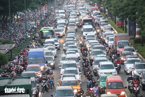 Đường Phạm Văn Đồng kẹt cứng vì vụ tai nạn giao thông chết người - Ảnh 5. Dòng xe "rồng rắn" nối đuôi nhau hơn 2km từ đường Lê Quang Định về cầu Bình Lợi - Ảnh: TIẾN QUỐC